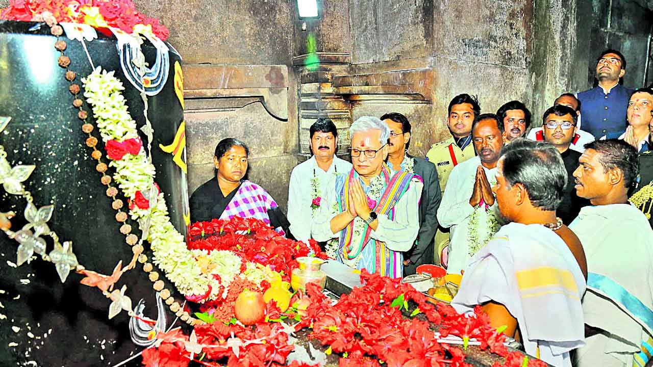 గిరిజనులు అభ్యున్నతికి కృషి చేయాలి