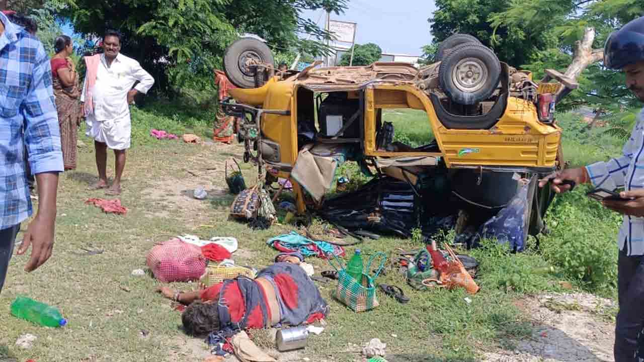 ఆటోను ఢీకొన్న లారీ