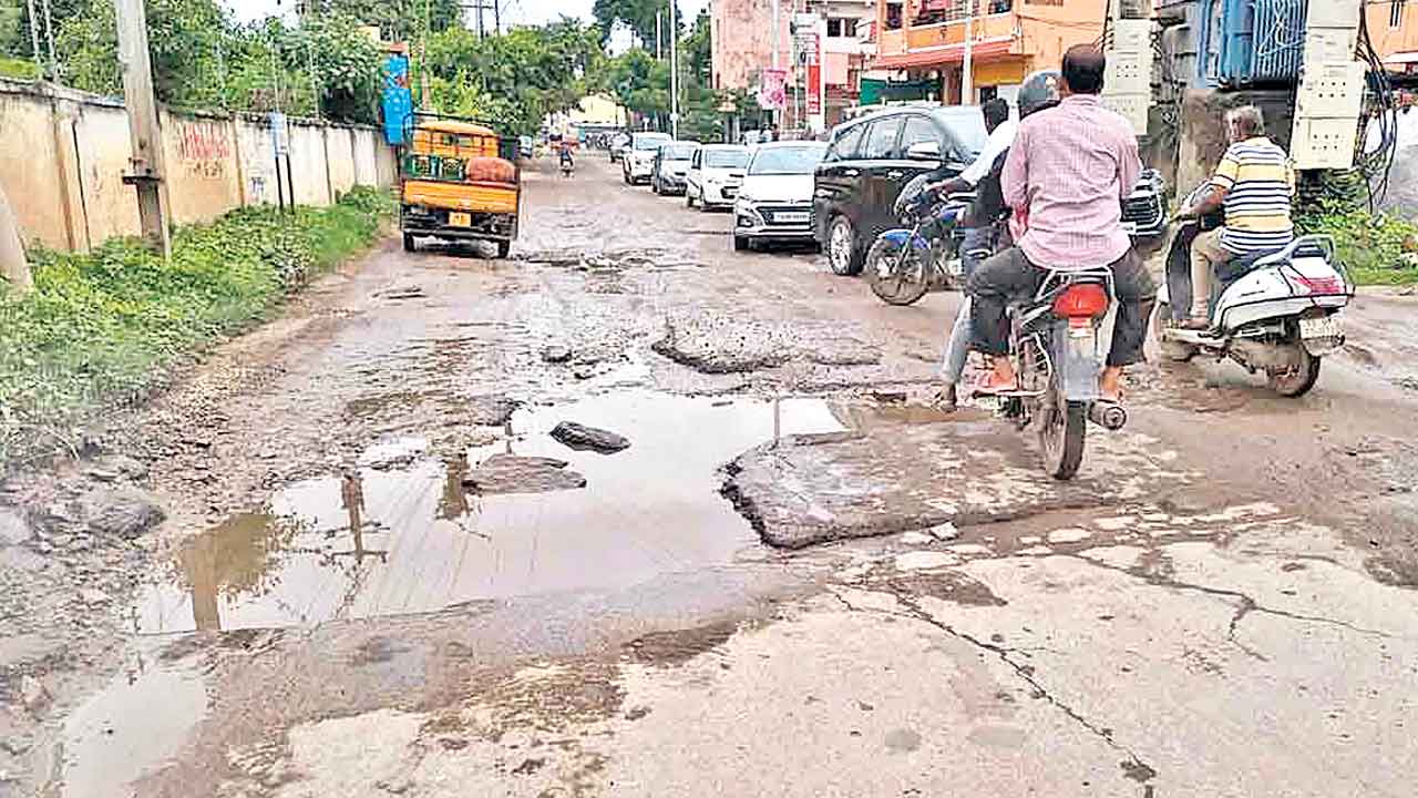 Telangana | వెంటాడుతున్న నిధుల సమస్య.. రెండు వేల కోట్లిస్తేనే రోడ్ల పునరుద్ధరణ