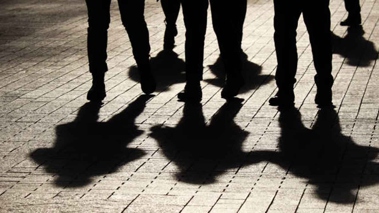 Crime News | ఆటోలో వచ్చి సెల్‌ఫోన్లు చోరీ.. ఒకే తరహాలో మూడు నేరాలు