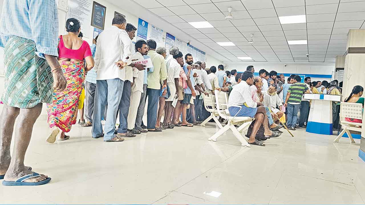 Runa Mafi | బ్యాంకుల్లో రుణమాఫీ టోకెన్‌ క్యూ.. పైసలేమోగానీ ప్రాణం పోతుండే: మంద సోమక్క