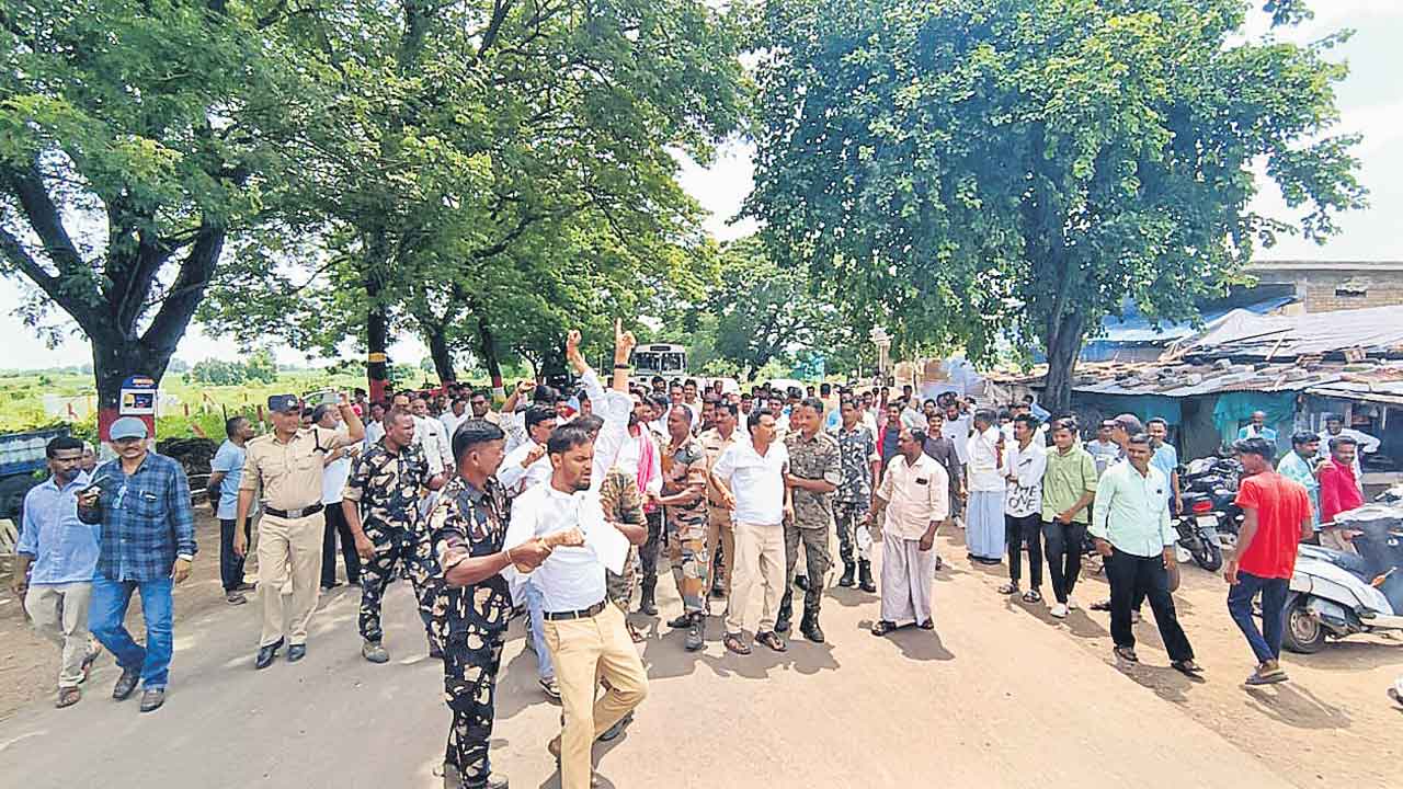 రుణమాఫీపై భగ్గుమన్న ఆదిలాబాద్‌