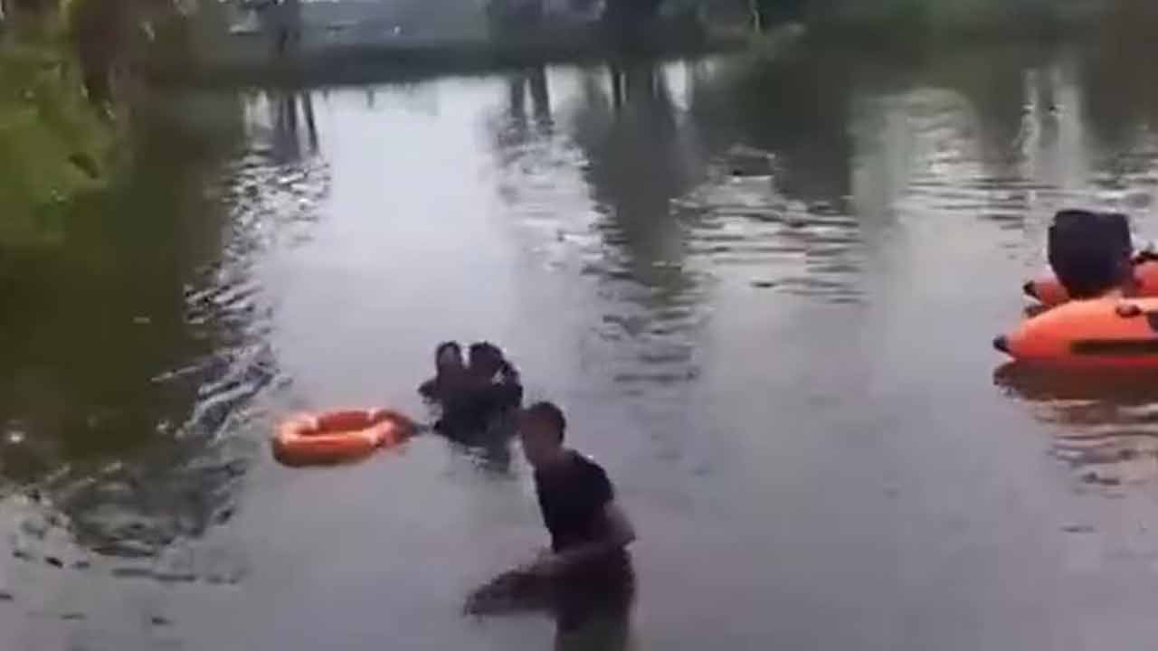 తప్పించుకోబోయి.. చెరువులో దూకి!