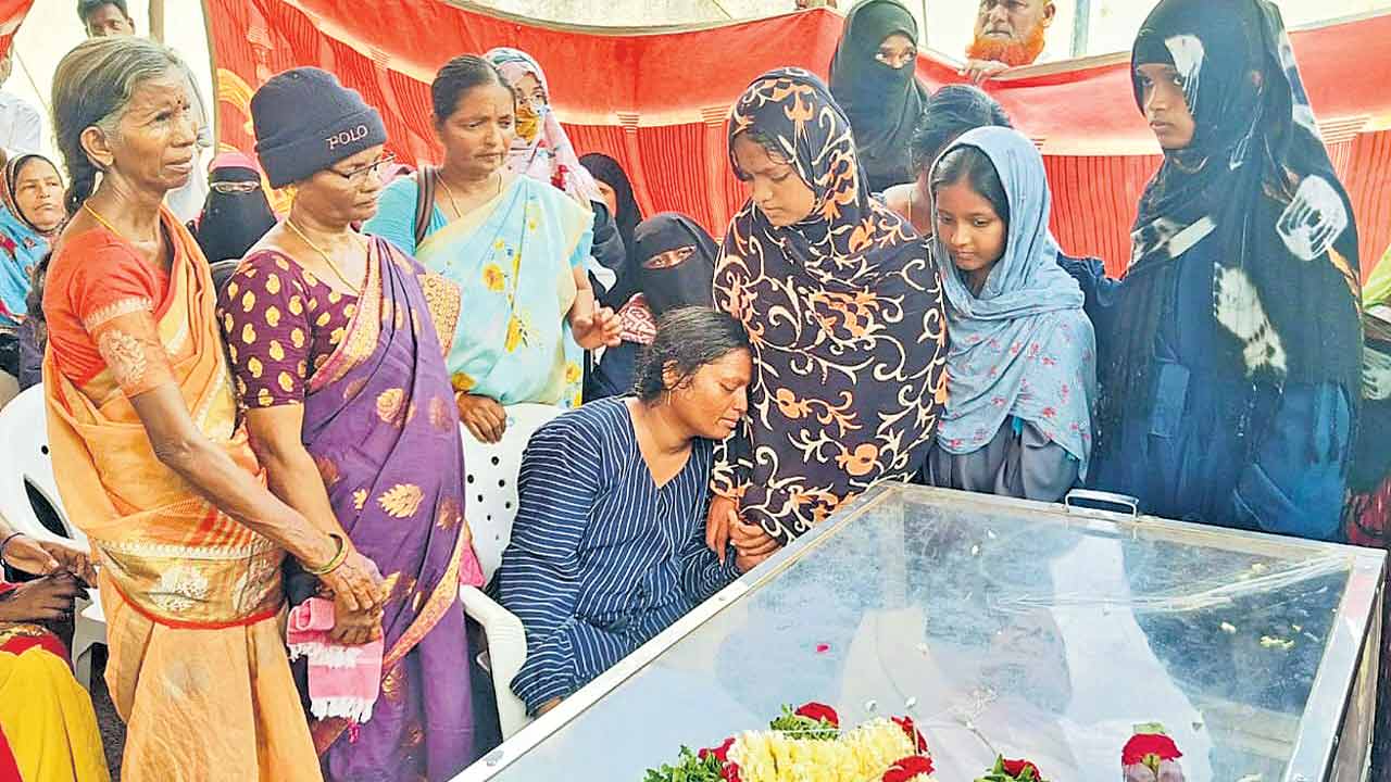 జీతాల్లేక ఔట్‌సోర్సింగ్‌ ఉద్యోగి ఆత్మహత్య