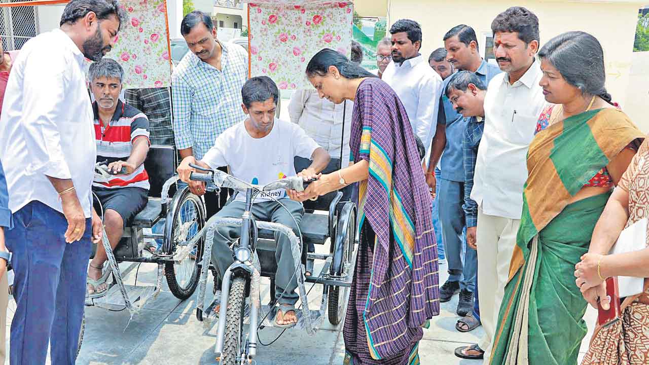 దివ్యాంగుల హామీలను నెరవేర్చాలి