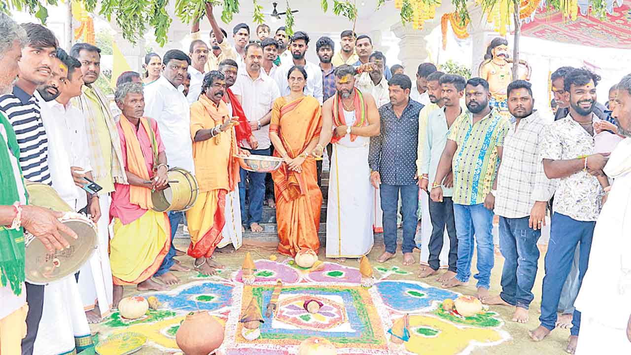 గ్రామ దేవతల ఆశీస్సులు ప్రజలపై ఉండాలి