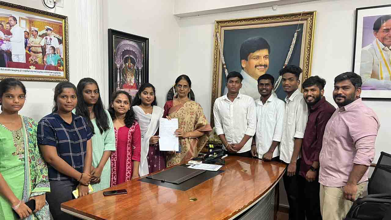 Sabitha Indra Reddy | బీఆర్ఎస్ ఎమ్మెల్యే సబితా ఇంద్రారెడ్డిని కలిసిన నిజాం కాలేజ్ విద్యార్థినులు