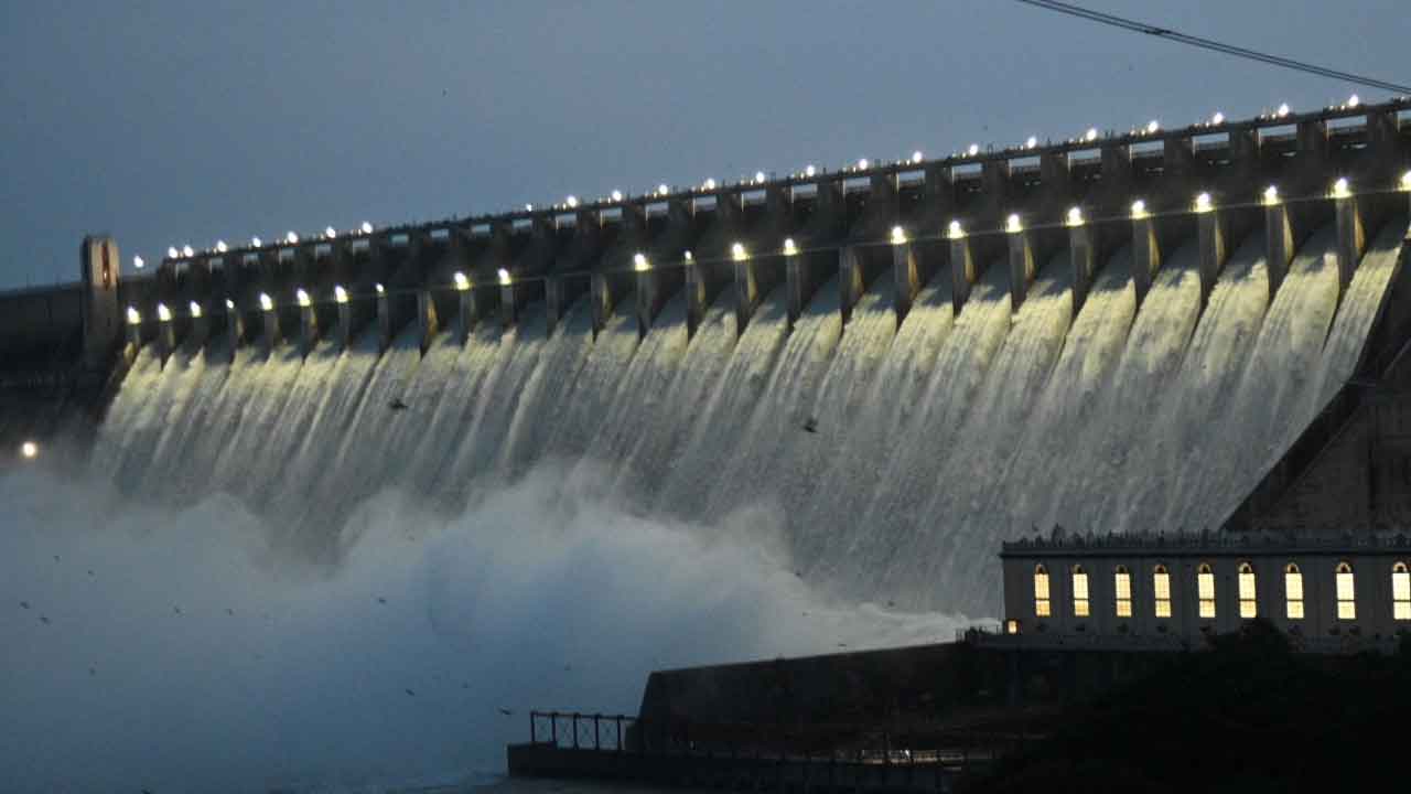 జల హోరు.. జన జోరు