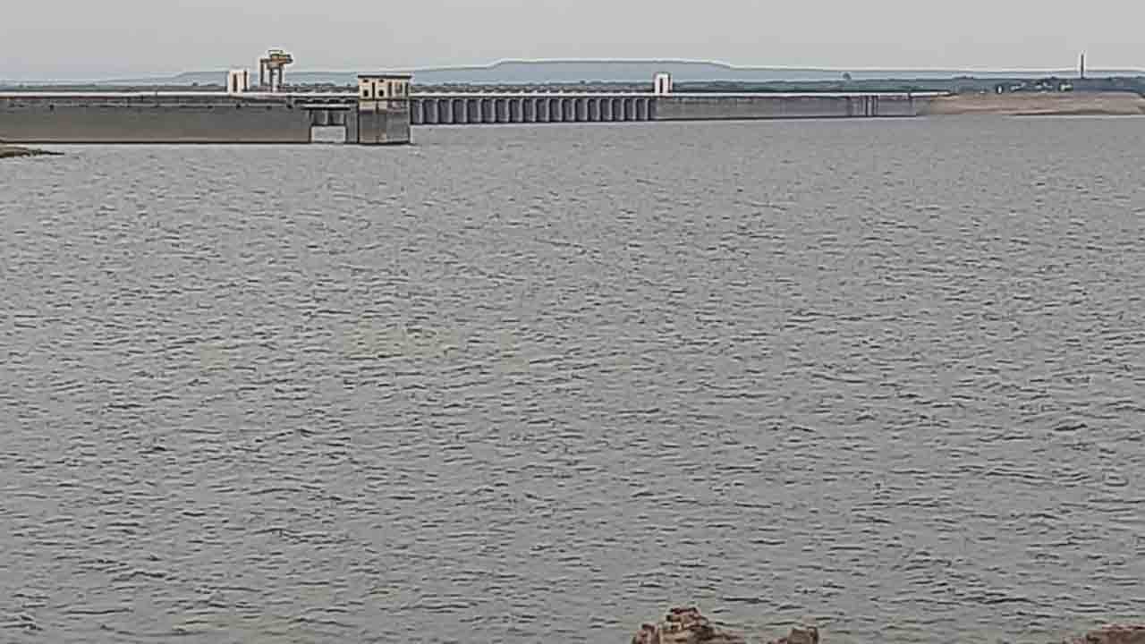 క్రస్ట్‌ గేట్లను తాకిన కృష్ణమ్మ