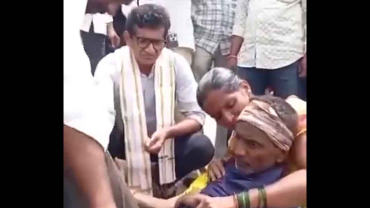 MLA Sanjay | ఫిట్స్ వచ్చిన వ్యక్తికి ప్రథమ చికిత్స చేసిన ఎమ్మెల్యే సంజయ్ : వీడియో