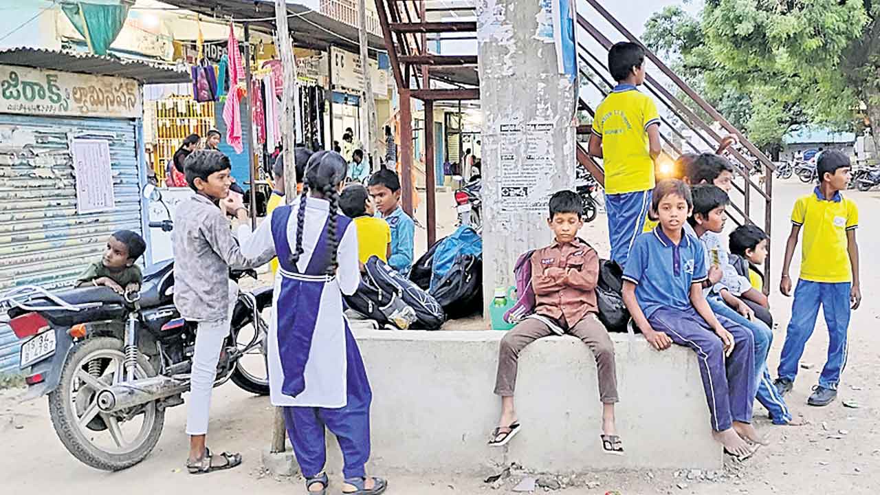 బస్సు వచ్చేవరకు పడిగాపులే..