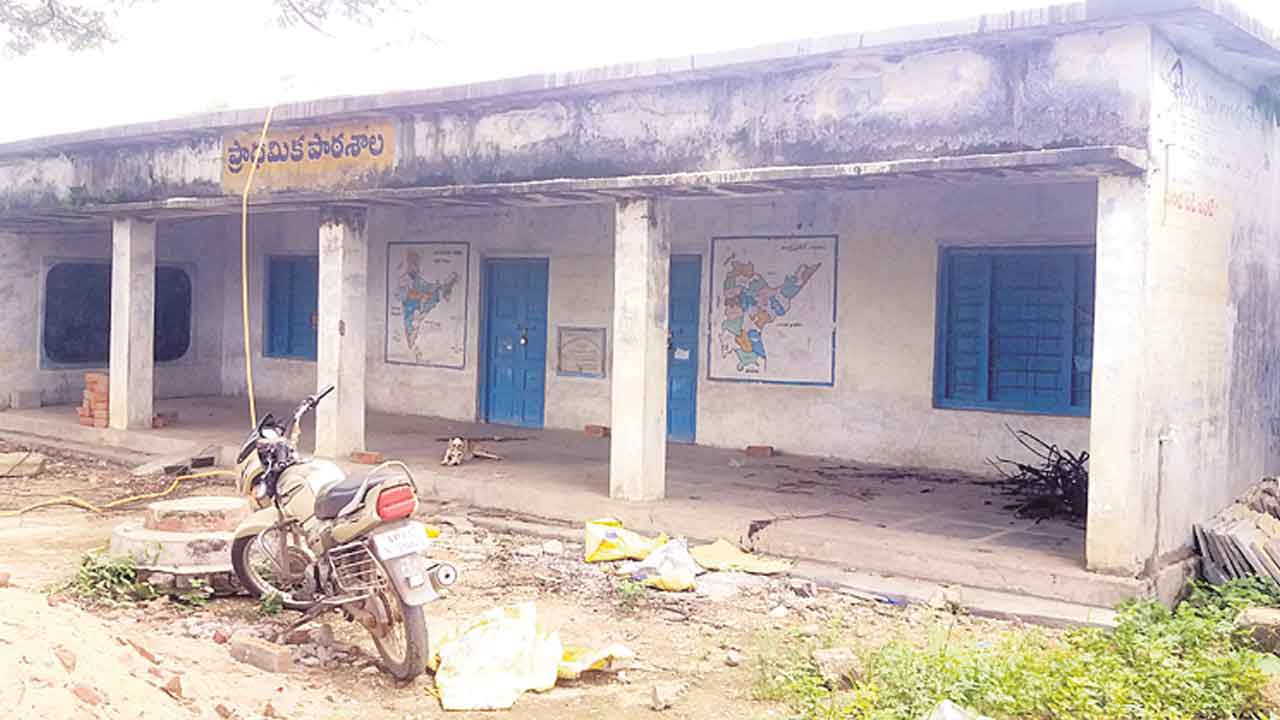 మూతపడిన బడికి పూతలు