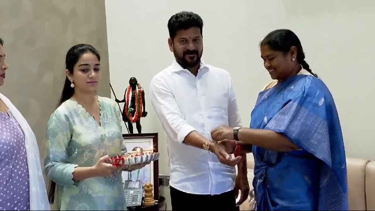 Rakhi pournami | సీఎం రేవంత్ రెడ్డికి రాఖీ కట్టిన మంత్రి సీతక్క
