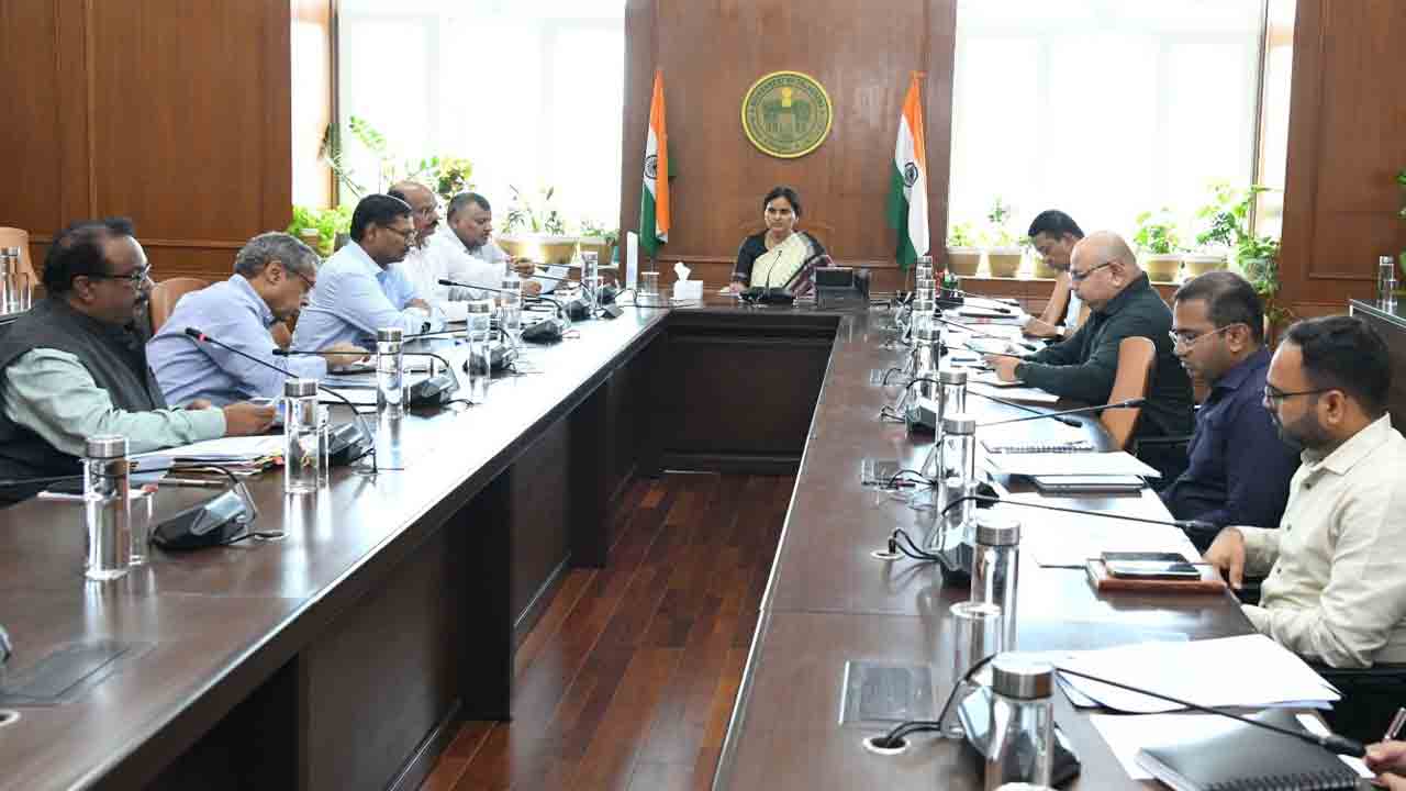 CS Shanti Kumari | 16న హైద‌రాబాద్‌కు ఉప రాష్ట్ర‌ప‌తి.. ఏర్పాట్ల‌పై సీఎస్ శాంతి కుమారి స‌మీక్ష‌