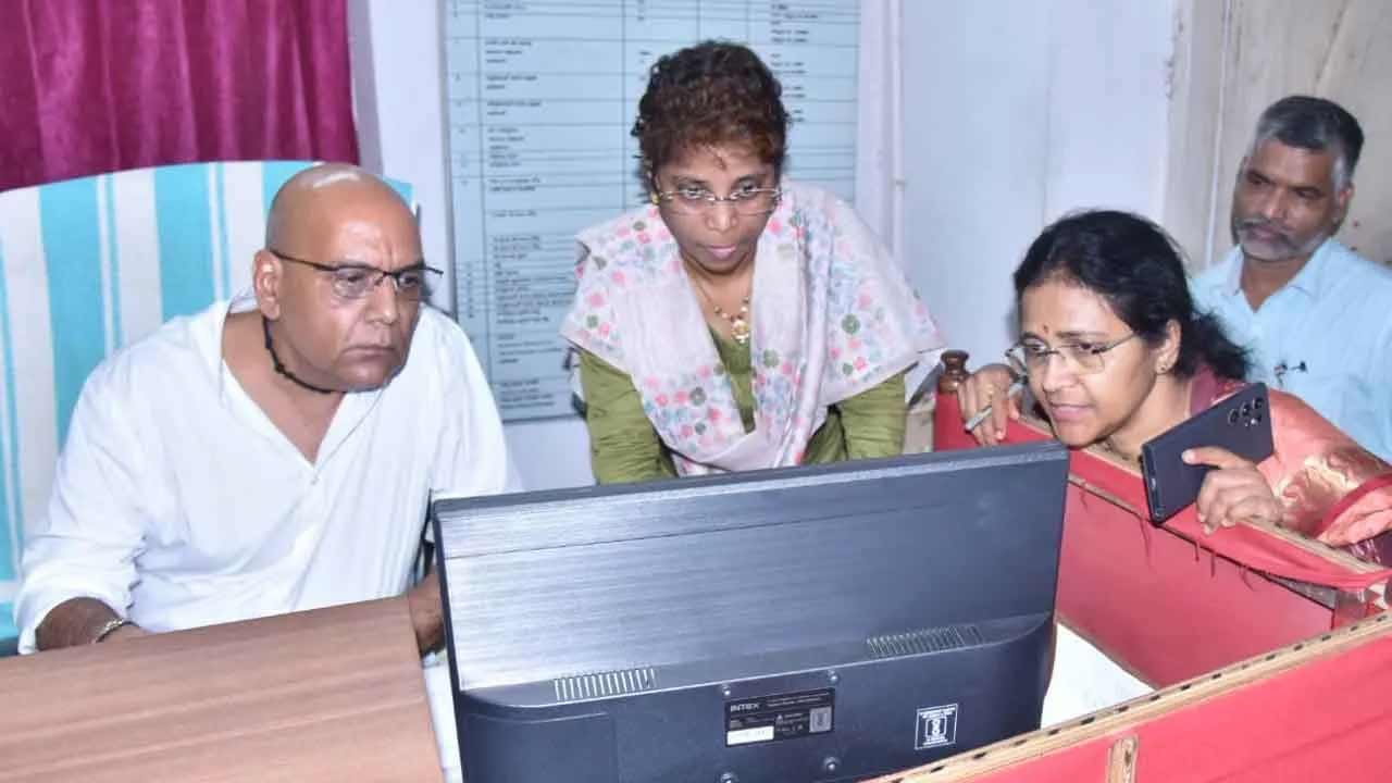 అవినీతి ఆరోపణలతో ఎస్‌.కోట సబ్‌రిజిస్ట్రార్‌పై సస్పెన్షన్‌ వేటు