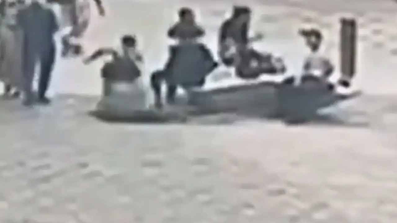 Malaysia | ఫుట్‌పాత్‌ కుంగి ఏపీ మహిళ గల్లంతు.. మలేషియాలో దుర్ఘటన