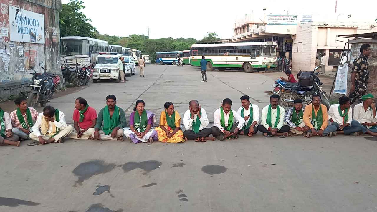 Adilabad | లంబాడీలను ఎస్టీ జాబితా నుంచి తొలగించాలని ఆదివాసీల ధర్నా