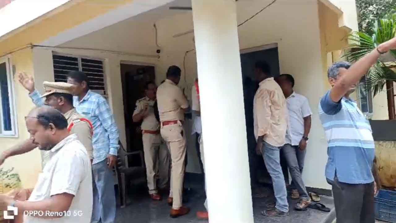 Mancherial | కాంగ్రెస్‌ ఎమ్మెల్యే వేధింపులు తాళలేక మున్సిపల్ కౌన్సిలర్ ఆత్మహత్యాయత్నం