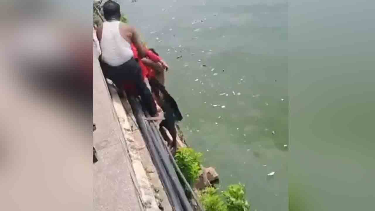 Tank Bund | ట్యాంక్ బండ్‌లో దూకి ఆత్మహత్యకు యత్నించిన మహిళ