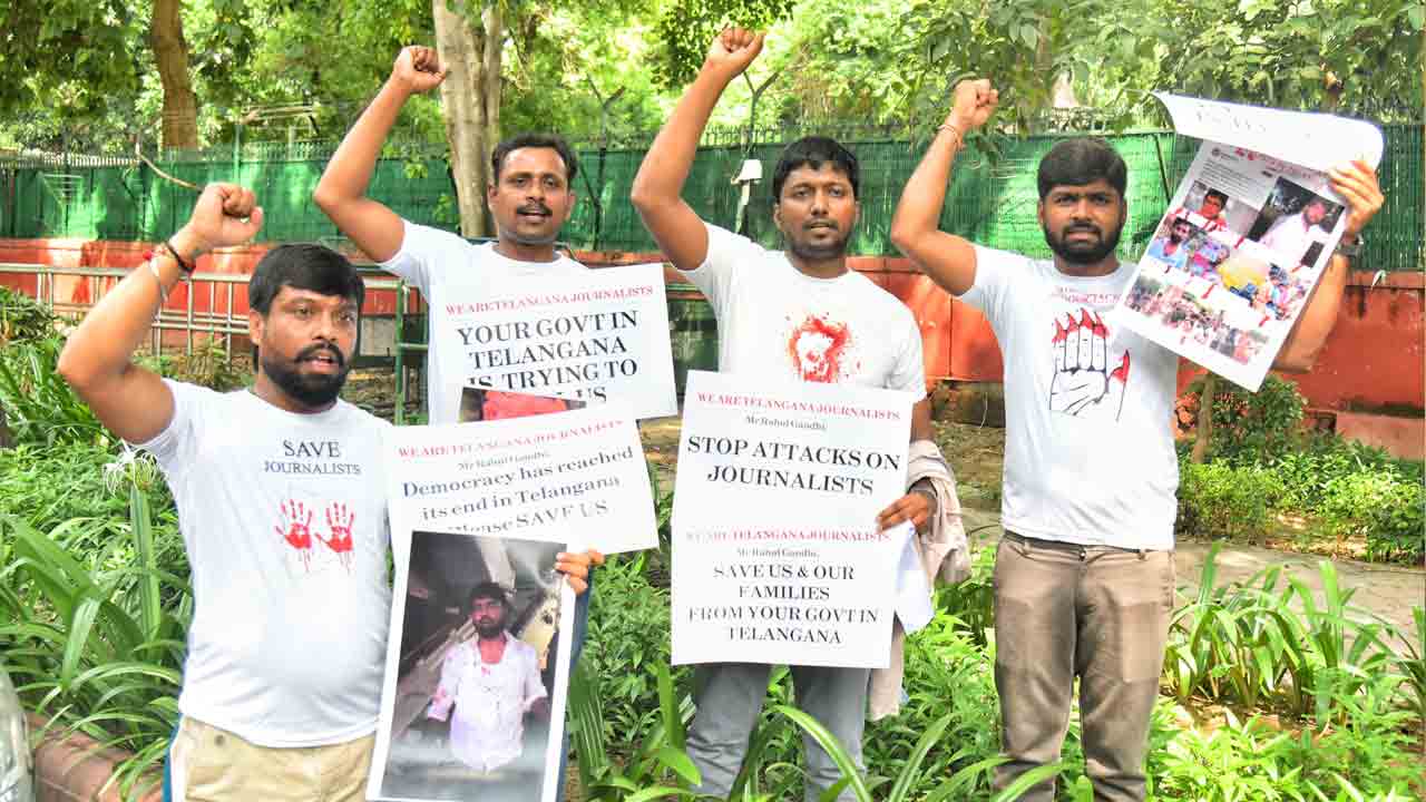 Telangana Journalists | మాపై దాడులు ఆపండి.. రాహుల్ గాంధీ ఇంటి ముందు తెలంగాణ జ‌ర్న‌లిస్టుల నిర‌స‌న‌