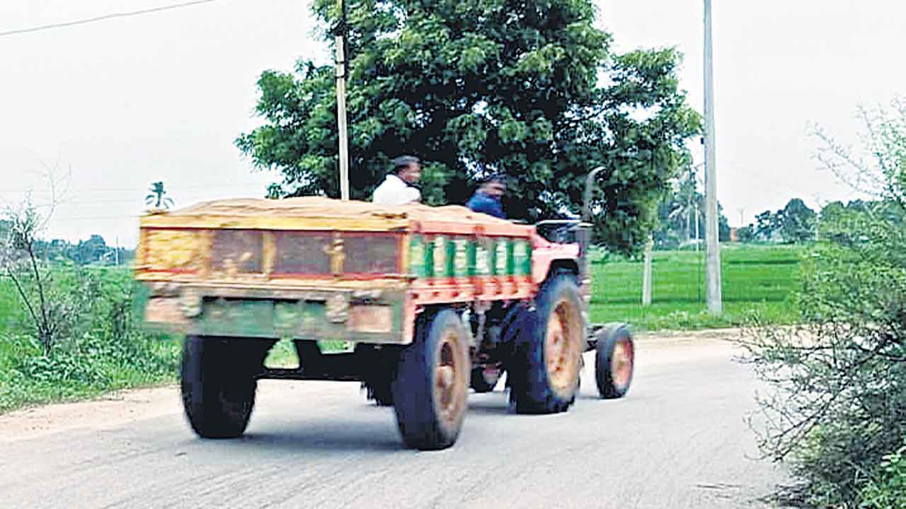 పగలు ట్రాక్టర్లు.. రాత్రిటిప్పర్లు