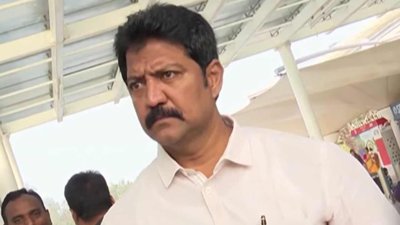 Vallabhaneni Vamsi | వల్లభనేని వంశీ ఆచూకీపై సస్పెన్స్‌.. లుక్‌అవుట్‌ నోటీసులు జారీ!