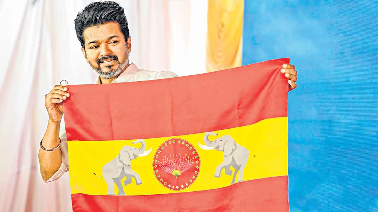 నటుడు విజయ్‌ పార్టీ జెండా ఆవిష్కరణ