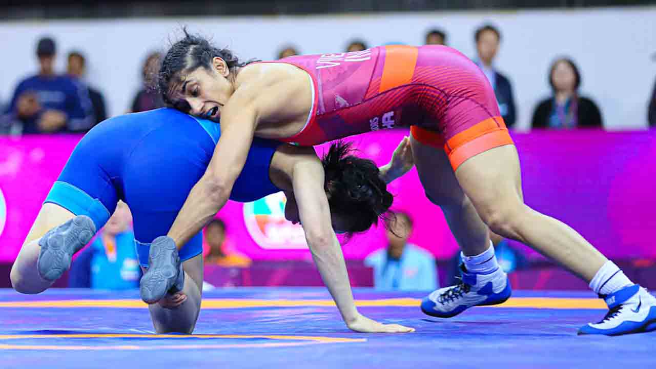 Paris Olympics 2024 | వినేశ్ ఫోగట్ ఉడుంపట్టు..సెమీస్లో భారత రెజ్లర్