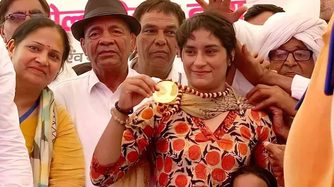 Vinesh Phogat:  గోల్డ్ మెడ‌ల్‌తో వినేశ్ ఫోగ‌ట్‌ను స‌త్క‌రించిన‌ కాప్ పంచాయ‌తీ