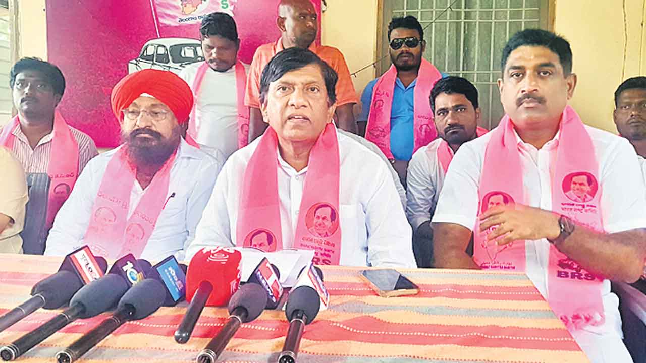 పంతానికి పోయి రైతులకు అన్యాయం చేయద్దు