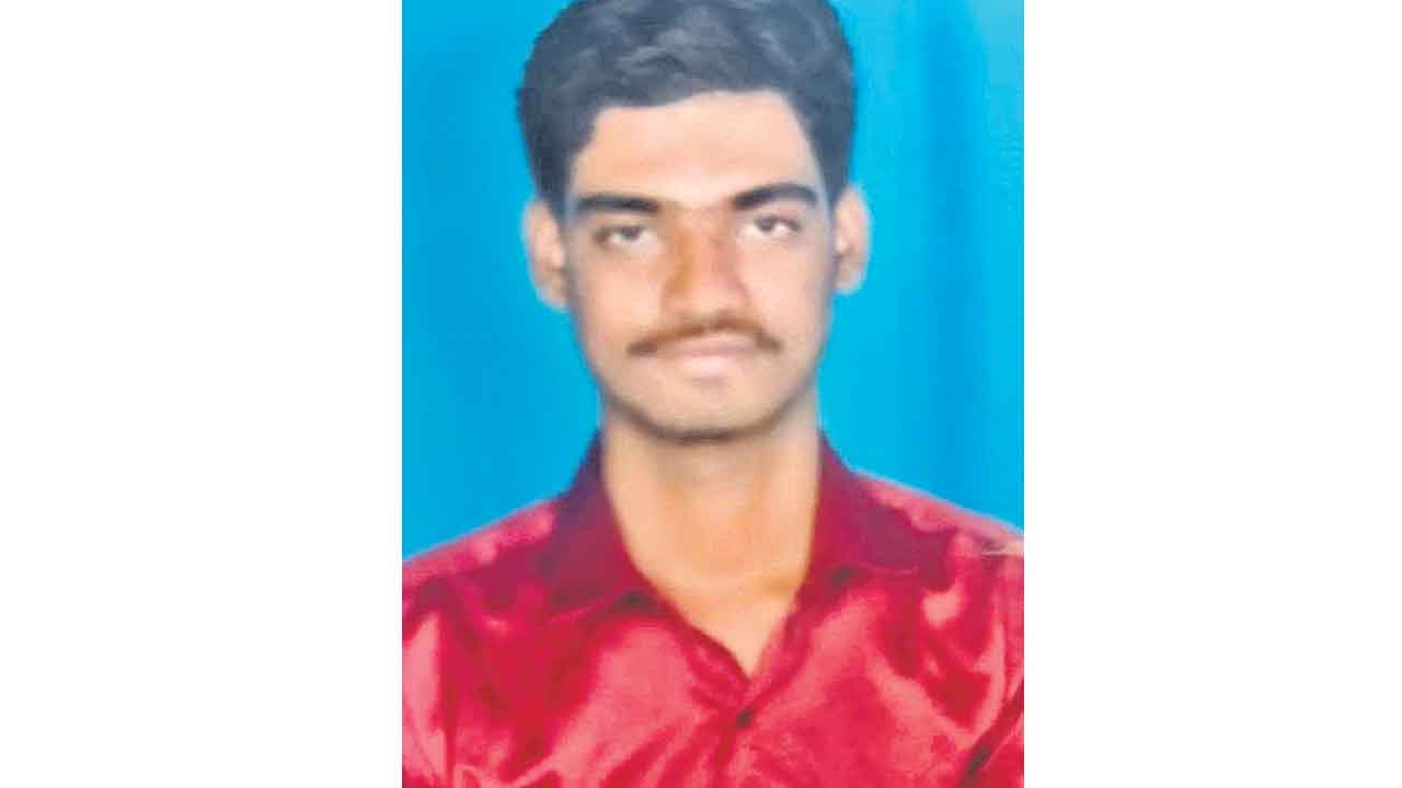 కళాశాలలో విద్యార్థి ఆత్మహత్య