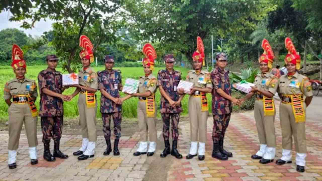 Independence Day | భారత్‌, బంగ్లా సరిహద్దులో.. తొలిసారి స్వీట్లు పంచుకున్న మహిళా జవాన్లు