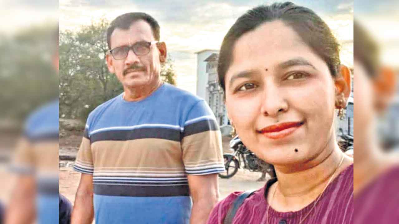 వరదలో కొట్టుకుపోయిన తండ్రీ కూతురు