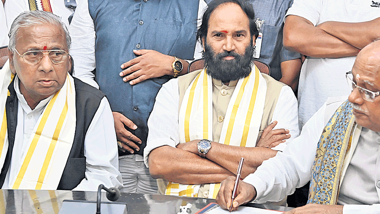 బీసీ కమిషన్‌ చైర్మన్‌ నిరంజన్‌ బాధ్యతలు