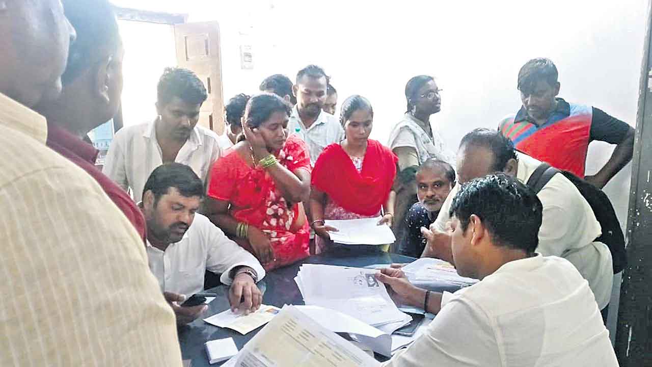 వరదసాయంలోనూ మెలిక