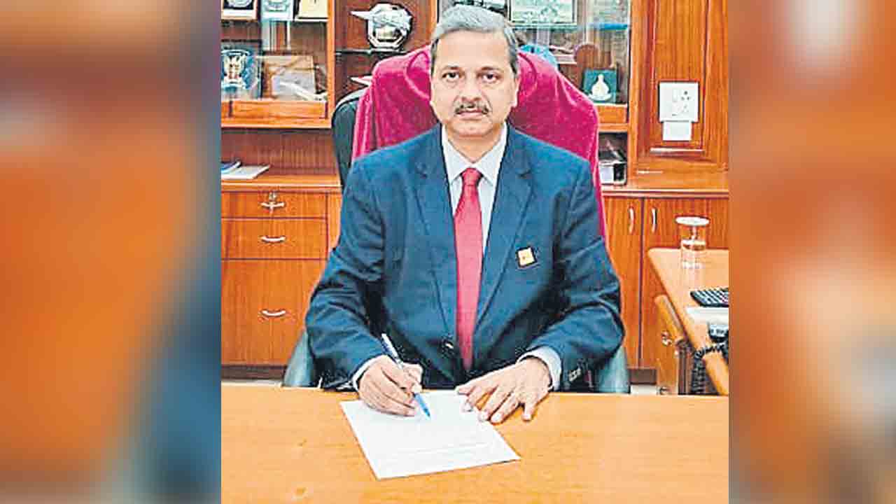 హెచ్‌ఏఎల్‌ ఎండీగా హెచ్‌సీయూ పూర్వ విద్యార్థి