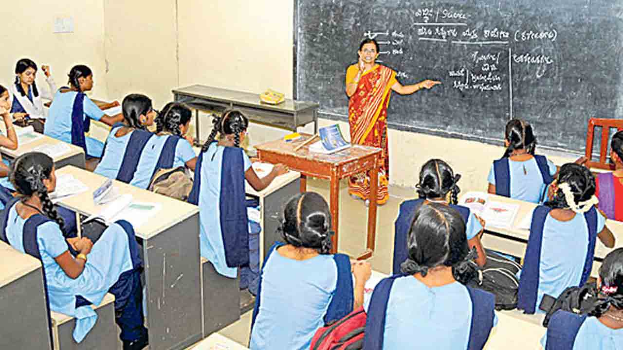 గిరిజన గురుకుల టీచర్ల సమస్యలు పరిష్కరించండి