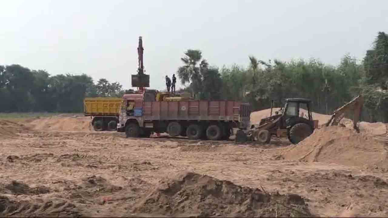 యథేచ్ఛగా ఇసుక దందా