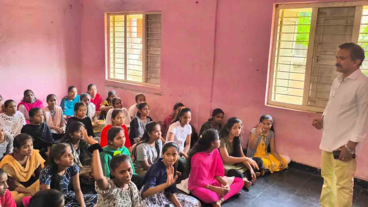 విద్యతోపాటు నైతిక విలువలు నేర్పాలి