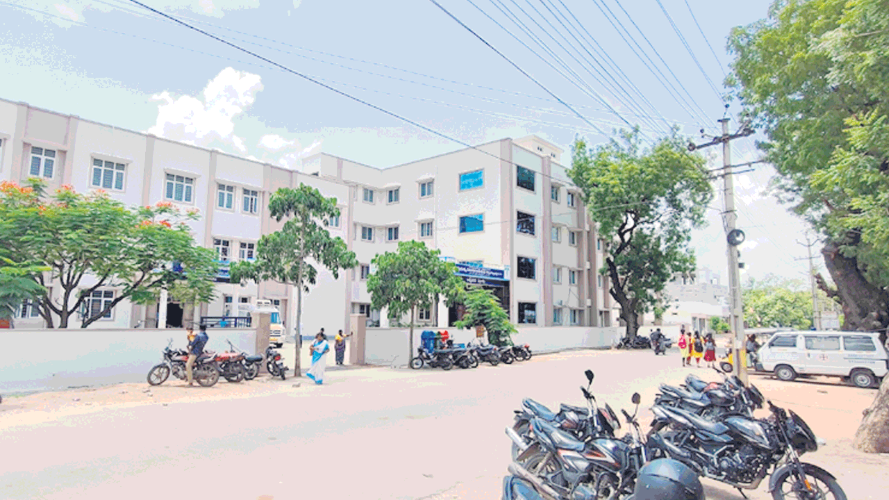 సర్కారు నిర్లక్ష్యం.. దవాఖాన నిరుపయోగం