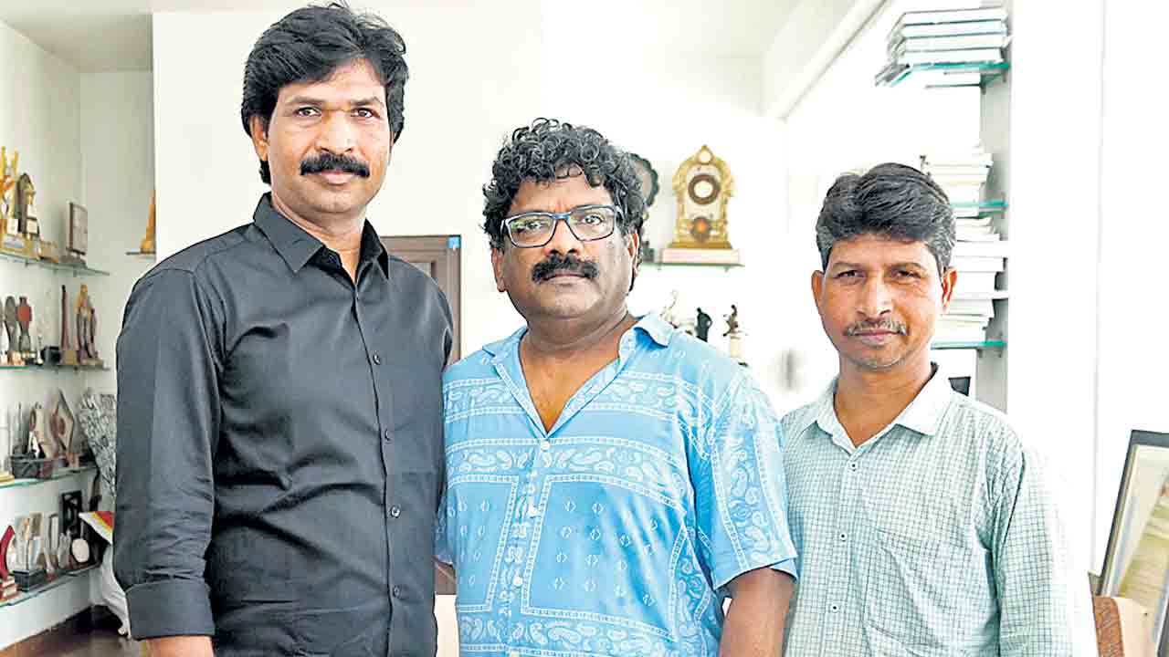 తూగుతున్న తూనీగల్లా..