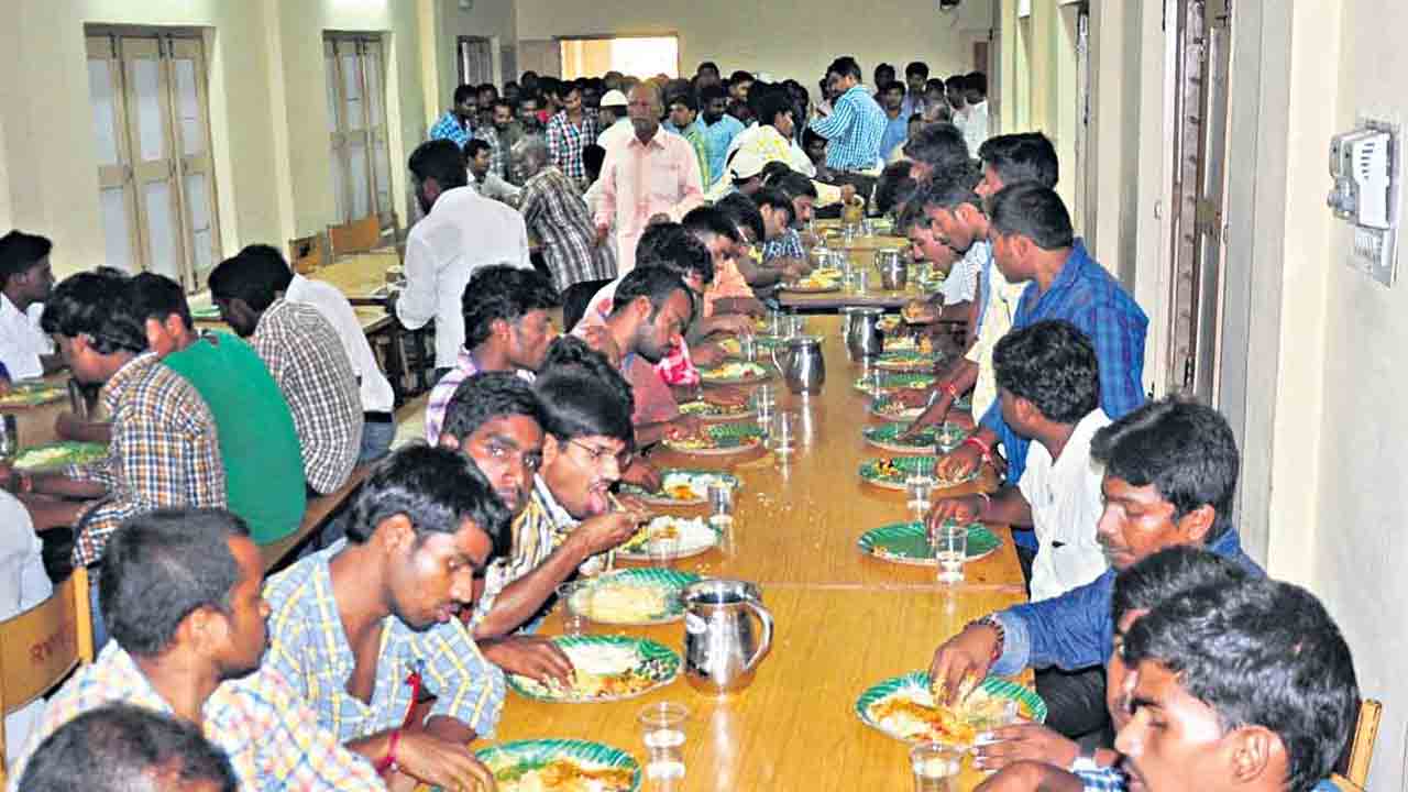 హాస్టల్ మెస్చార్జీలను తక్షణమే పెంచాలి