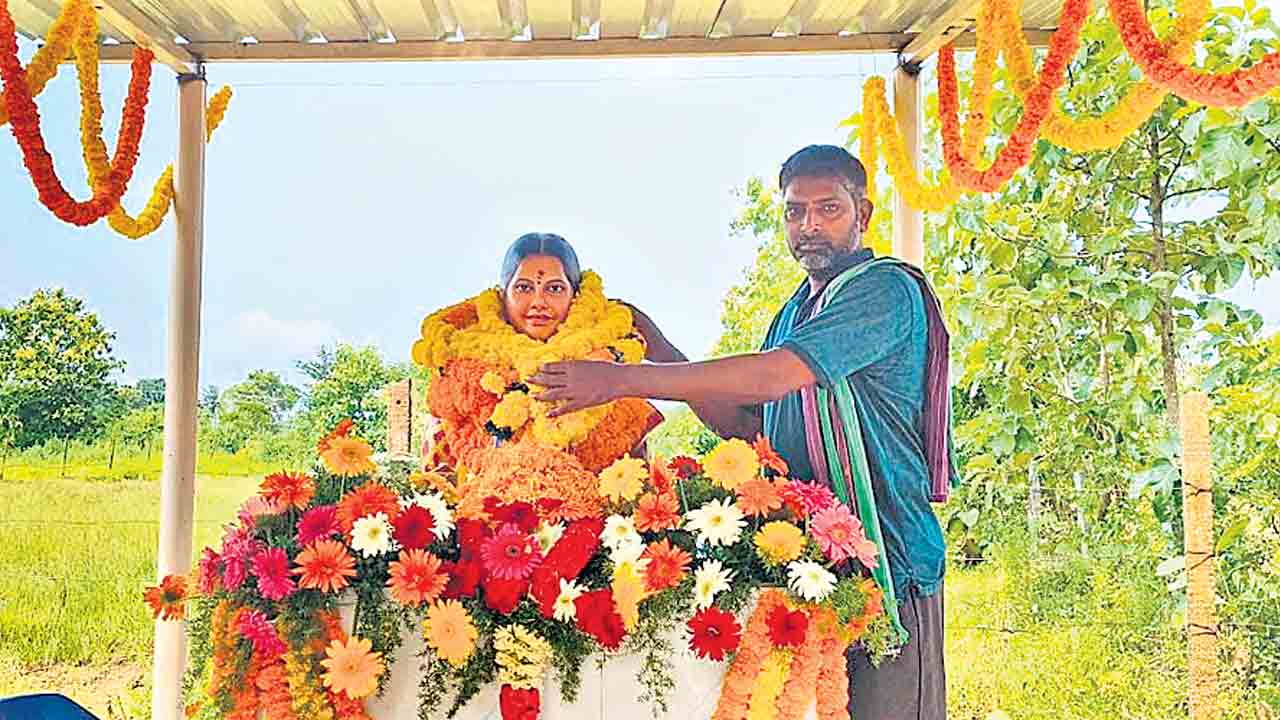 భార్యపై ప్రేమతో విగ్రహం ఏర్పాటు