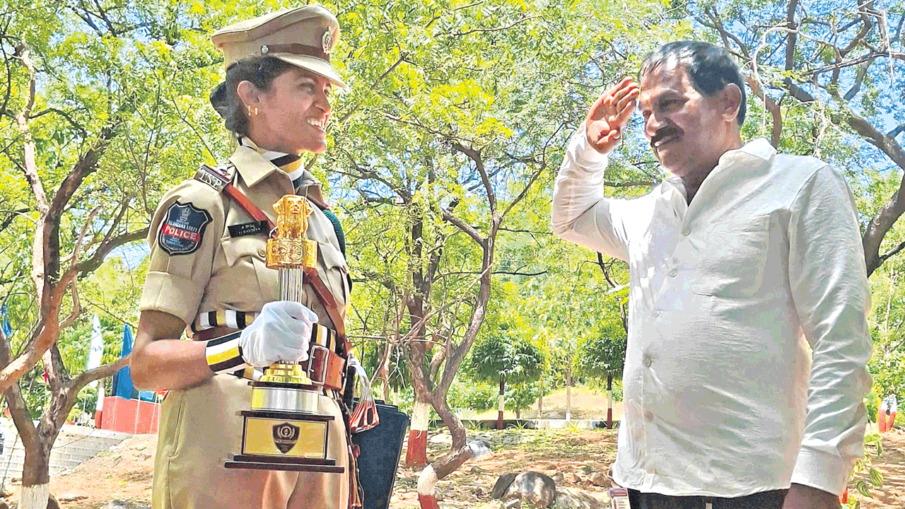 కూతురికి తండ్రి సెల్యూట్‌