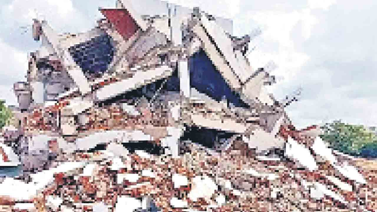 HYDRAA | కబ్జా చేసినోళ్లను వదిలి మావాళ్లపై కేసులా.. అధికారుల్లో హైడ్రా చిచ్చు