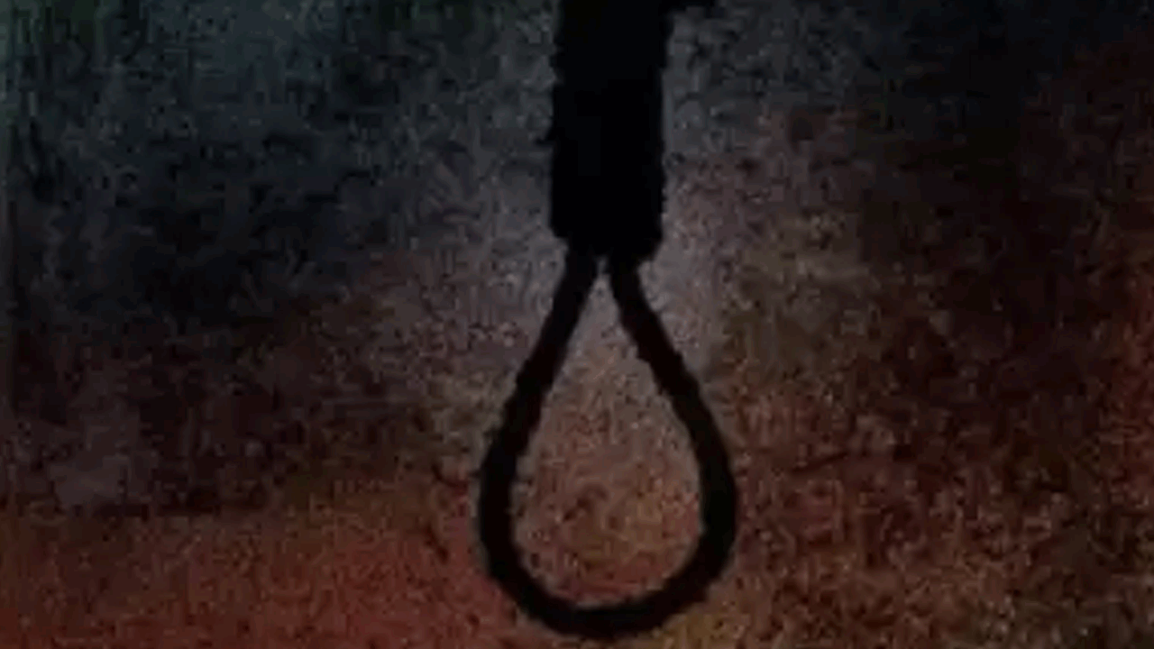 ఇద్దరు గ్రామస్థులను ఉరితీసిన నక్సలైట్లు