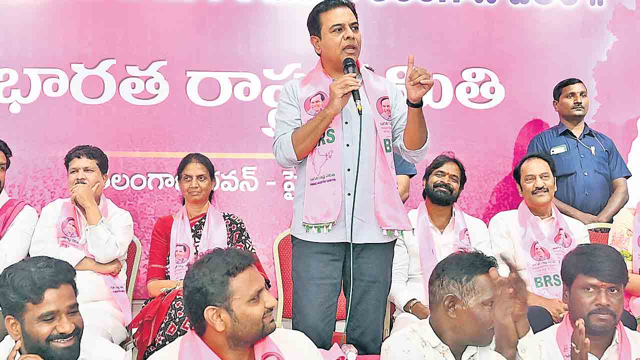 తెలంగాణ బిడ్డలకు సీఎం క్షమాపణ చెప్పాలి