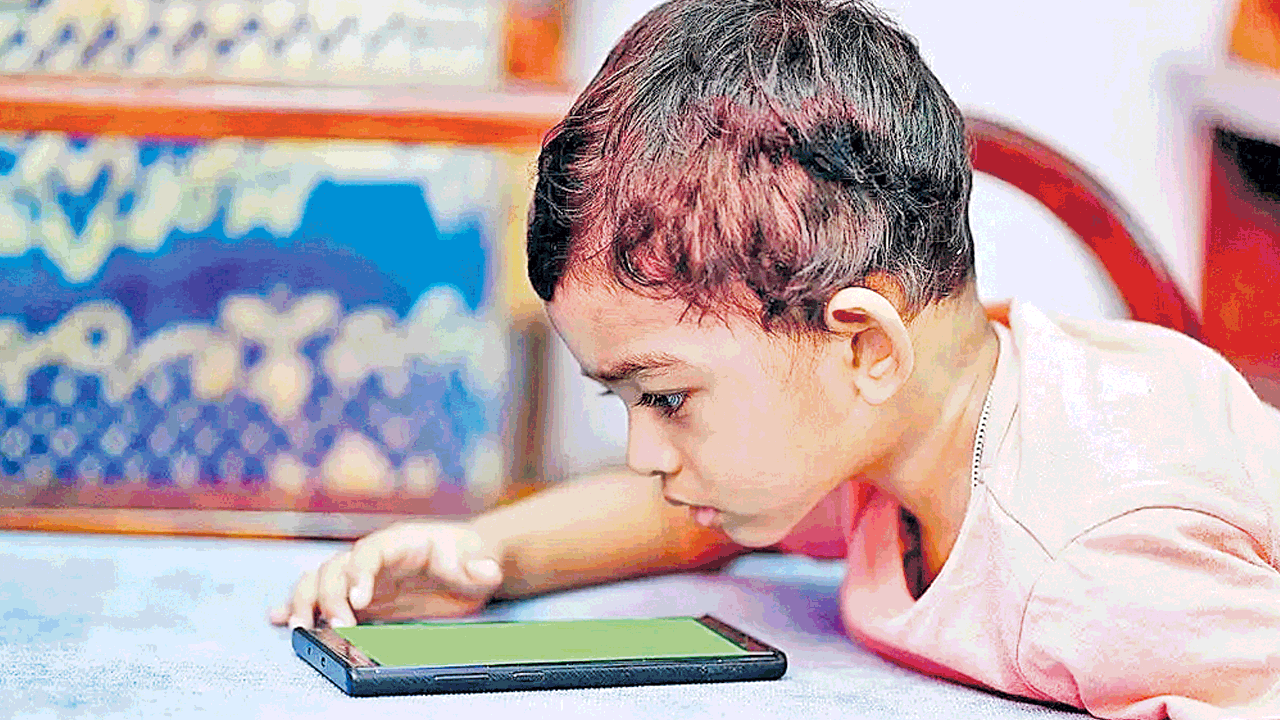 Digital Screens | స్క్రీన్‌కు అతుక్కుపోతే.. పిల్లల భాషా నైపుణ్యంపై దెబ్బ