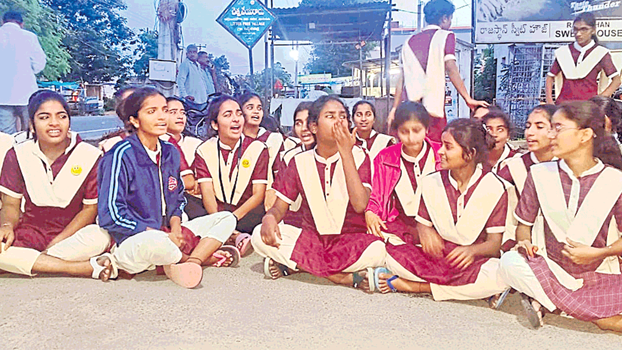 Tribal Welfare School | బాత్రూం డోర్లు పగులగొట్టి విద్యార్థినులపై దాడి.. స్నానం లేటుగా చేస్తున్నారని పిల్లలపై పీఈటీ దౌర్జన్యం