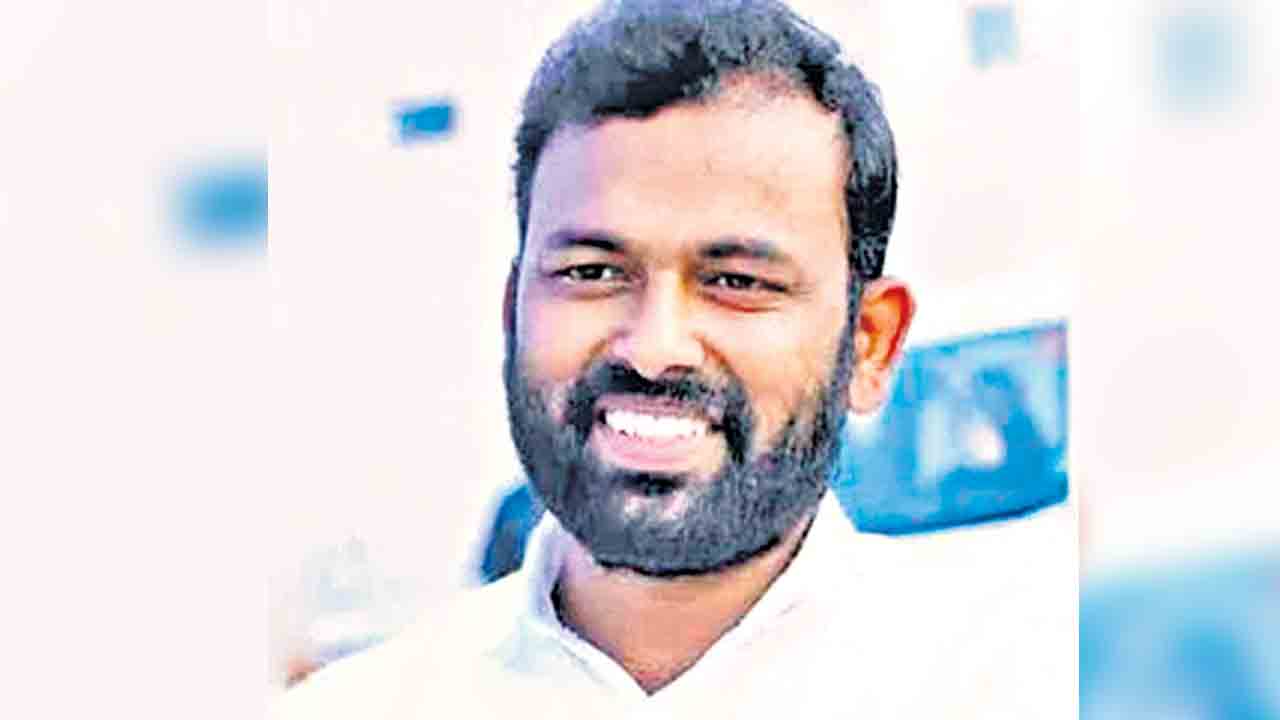 ఇంజినీరింగ్‌ విద్యార్థులకు సీఎం క్షమాపణ చెప్పాలి